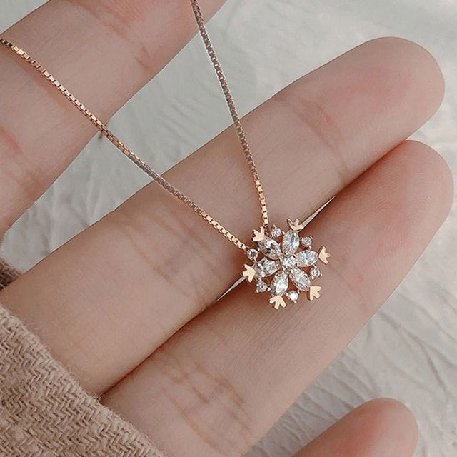 Crystal necklace with sparkling snowflake in gold and silver. 0