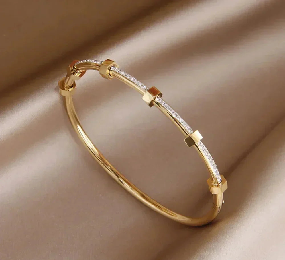 Elegant bright golden bracelet 0