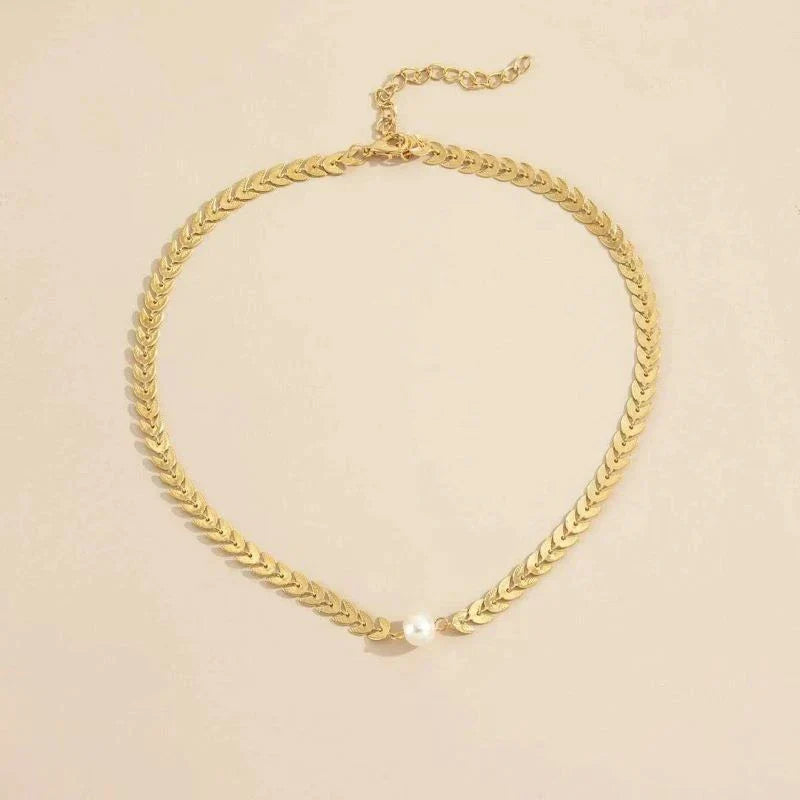 Greek Necklace with Pearl in Gold 1