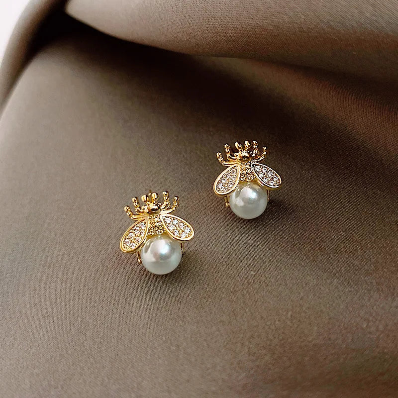 Honey Bee Pearl Stud Earrings – Elegant Gold-Tone Jewelry for Women 1
