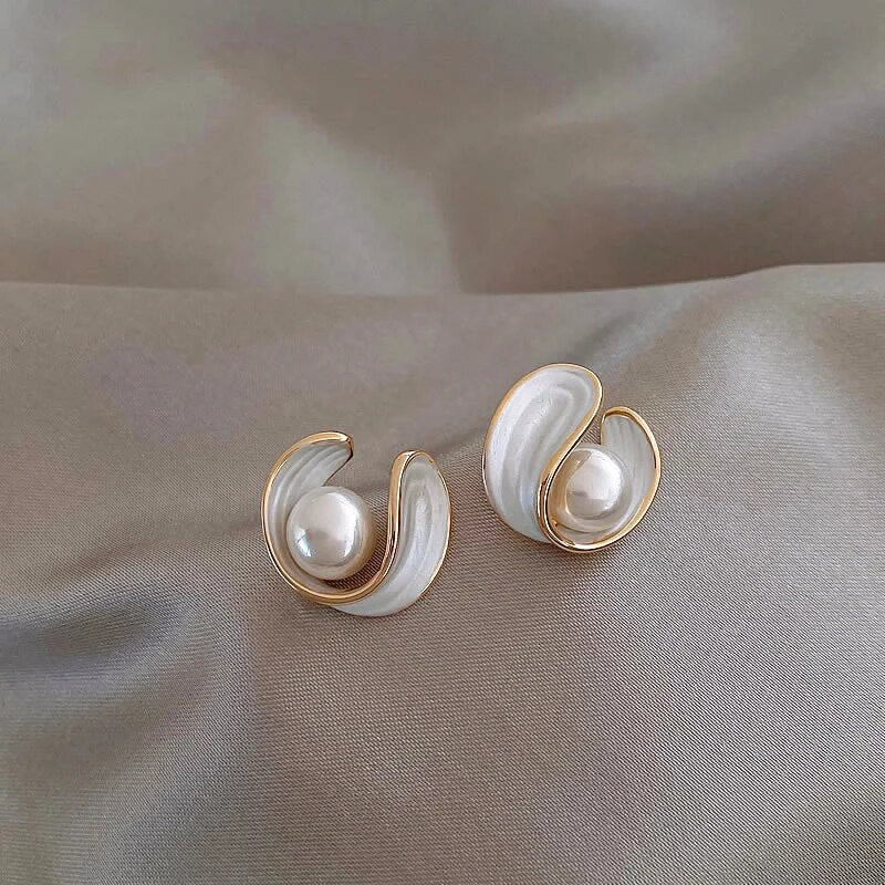 Luxury earrings with white opal and pearls in gold. 0