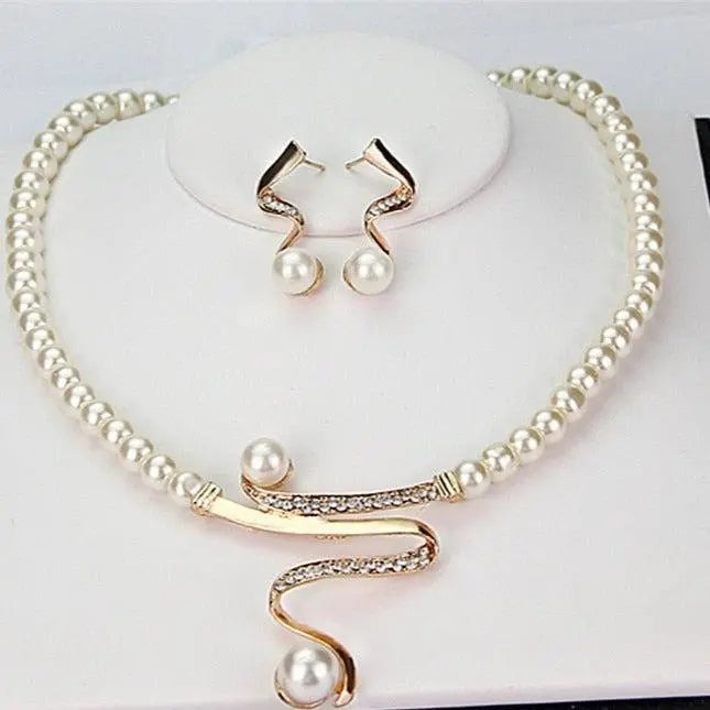 Set of necklace and earrings made of natural pearls. 0
