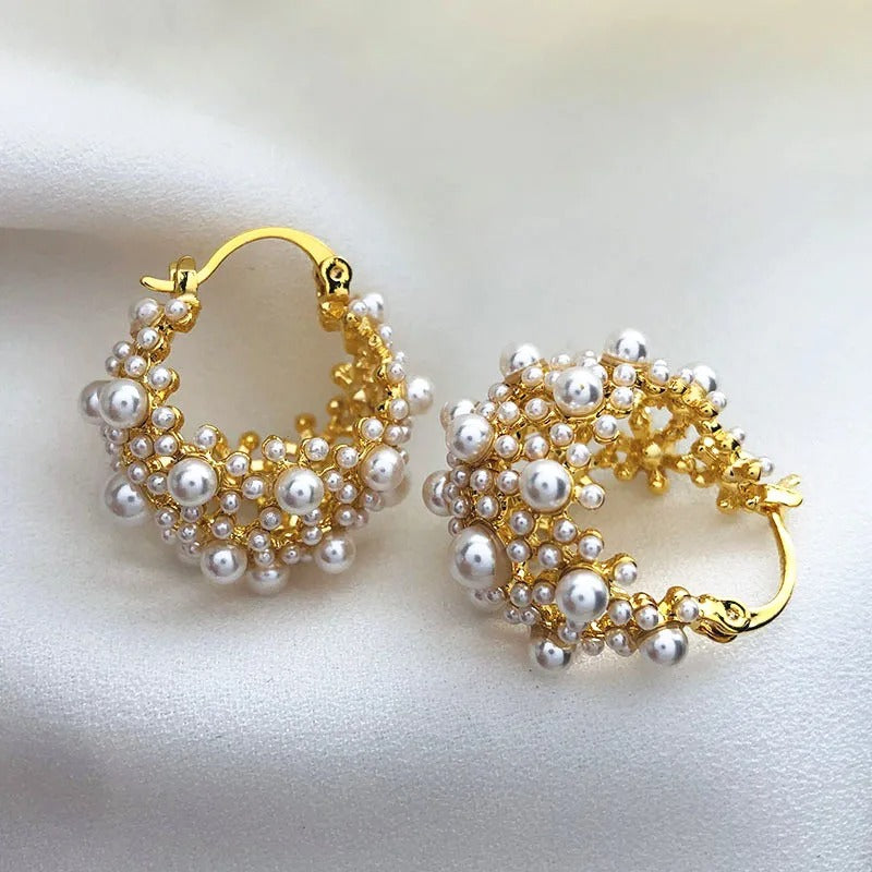 Vintage-style hoop earrings in gold and pearls. 0