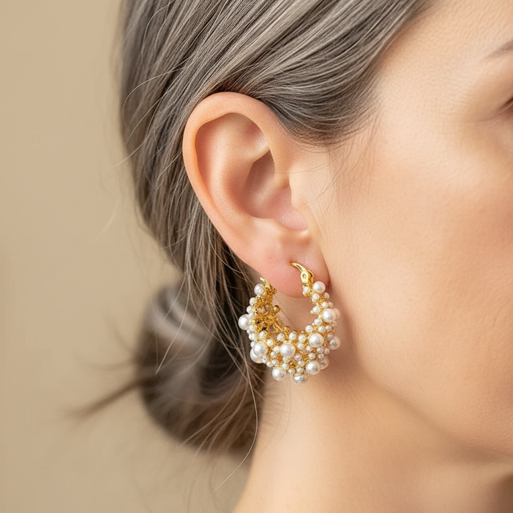 Vintage-style hoop earrings in gold and pearls. 1
